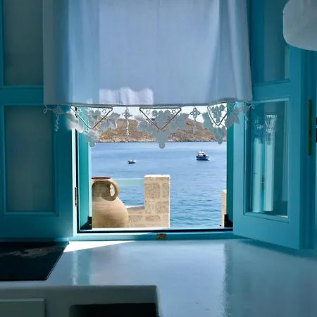 Vilă Salt Retreat - Seafront Chalki Town